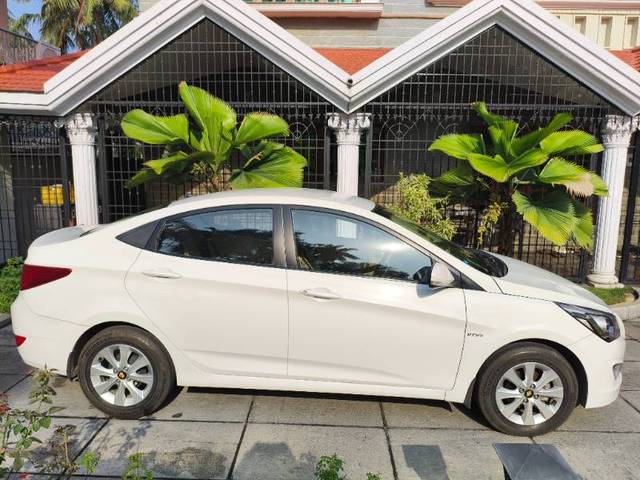 https://images10.gaadi.com/usedgaadi-sellcar/UsedCar/d52e8a88a/8989eca3-e7c1-42ef-8e98-49a8e002675a.jpg?imwidth=6401