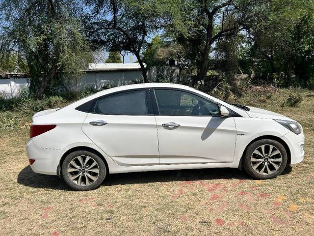 https://images10.gaadi.com/usedgaadi-sellcar/UsedCar/d531a794a/8f6109b4-a2ab-4a21-8fa8-a63969844a3b.jpeg?imwidth=6400