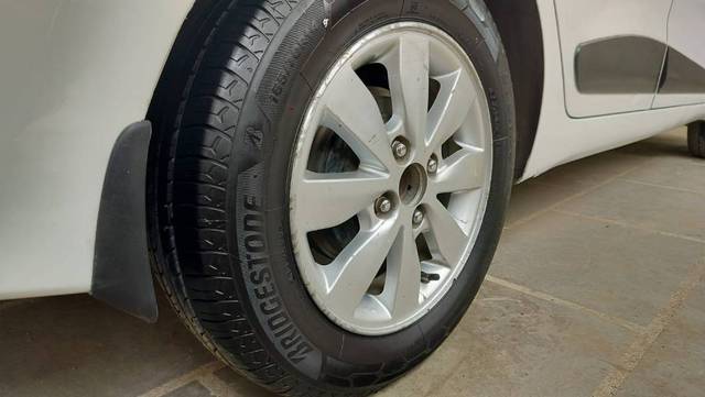 https://images10.gaadi.com/usedgaadi-sellcar/UsedCar/d5323229a/e7b5e42d-148c-4f5c-9cf7-cf2a4fee3e30.jpg?imwidth=6401