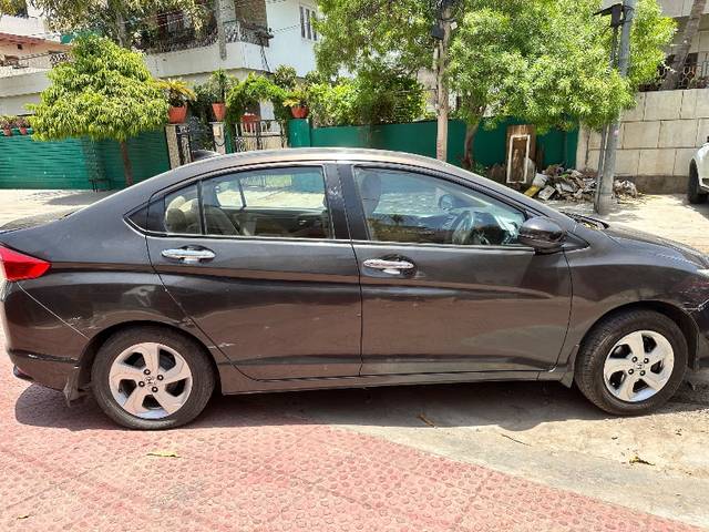 https://images10.gaadi.com/usedgaadi-sellcar/UsedCar/d539f420a/e6549e9a-3542-472f-b009-bd41238d777b.jpeg?imwidth=6401