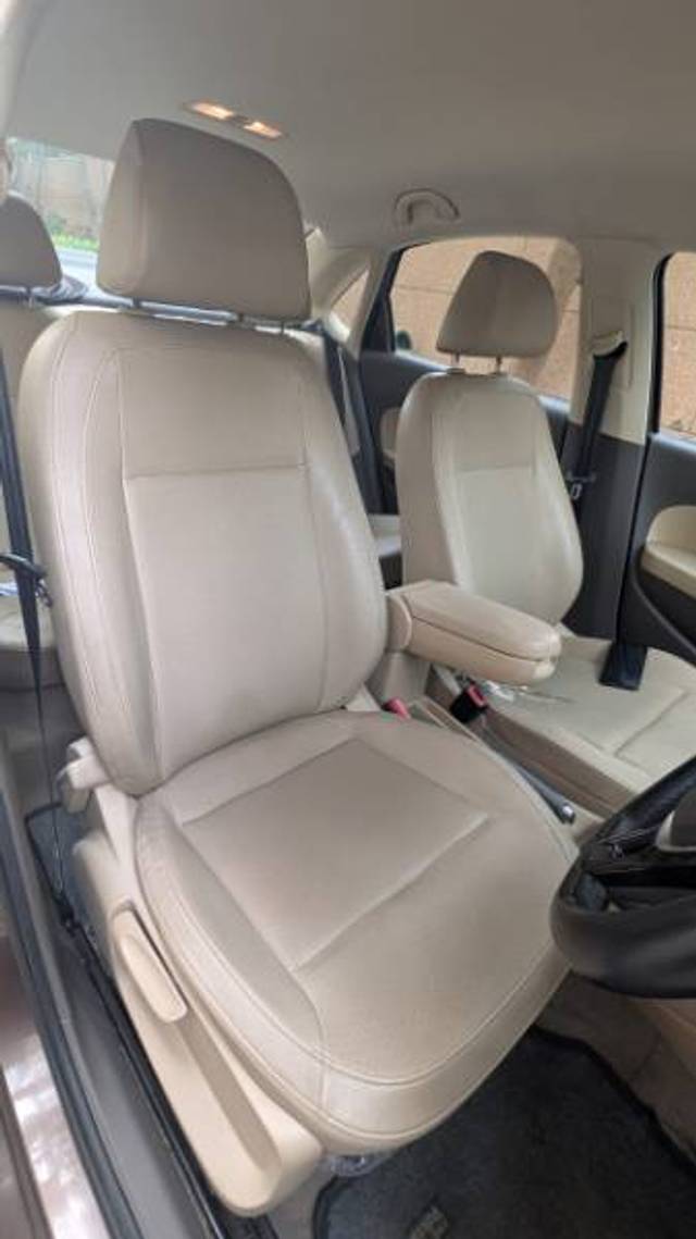 https://images10.gaadi.com/usedgaadi-sellcar/UsedCar/d53c5060a/33d4a824-f506-4e5d-a538-92db0b8dbcf9.jpeg?imwidth=6402