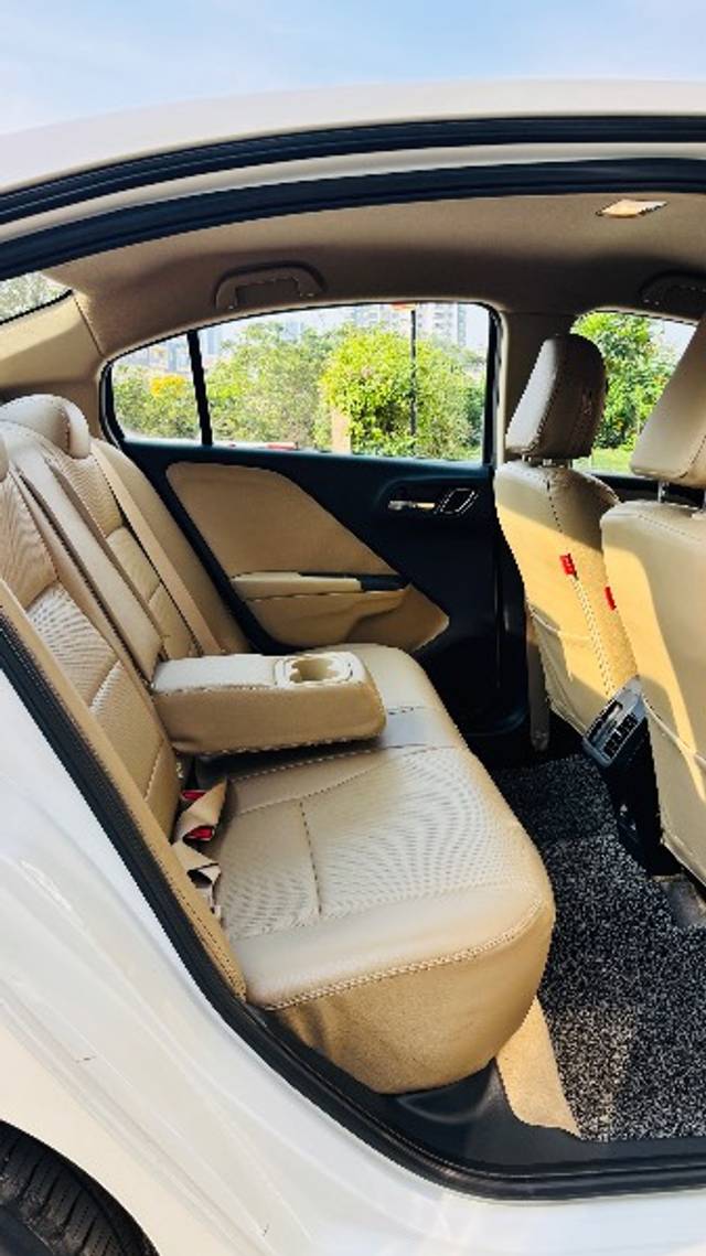 https://images10.gaadi.com/usedgaadi-sellcar/UsedCar/d5425635a/49cbf551-6e3a-4788-97ab-8912684a6835.jpeg?imwidth=6402