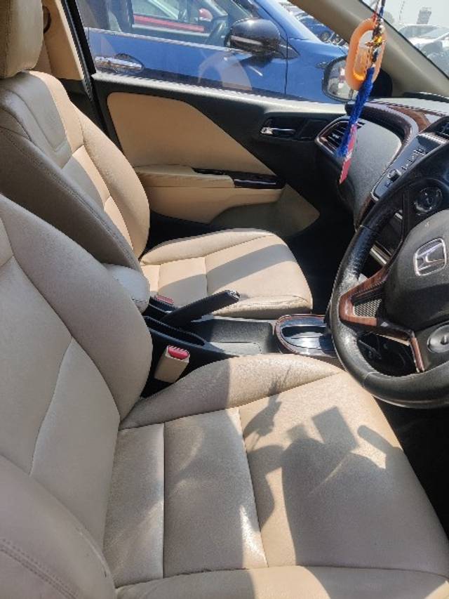https://images10.gaadi.com/usedgaadi-sellcar/UsedCar/d5450903a/3ed04a07-5e8a-4191-936a-869858a2f692.jpeg?imwidth=6402