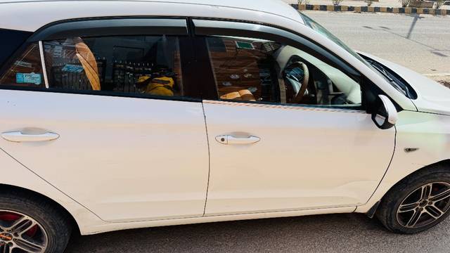 https://images10.gaadi.com/usedgaadi-sellcar/UsedCar/d545e5dca/b448f43c-1e0f-47ac-a634-b132119bdbef.jpeg?imwidth=6402