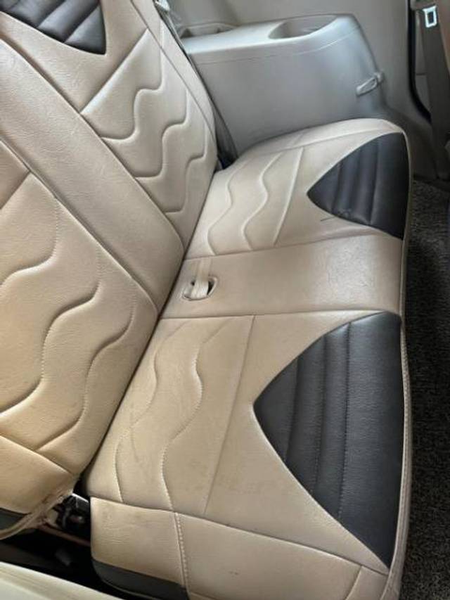 https://images10.gaadi.com/usedgaadi-sellcar/UsedCar/d54dd7a9a/3e617927-4268-4629-bb46-d7c993e646b3.jpg?imwidth=6402