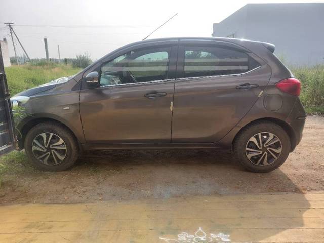 https://images10.gaadi.com/usedgaadi-sellcar/UsedCar/d5508a0ba/48f2ba24-f9a7-4b13-b745-7ae8c5633913.jpg?imwidth=6400