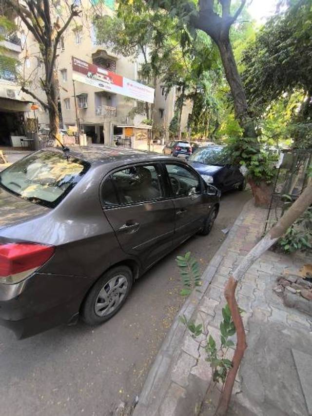 https://images10.gaadi.com/usedgaadi-sellcar/UsedCar/d5589d8aa/2cf32588-6a15-422c-bc0e-98cce14c5dbe.jpg?imwidth=6402