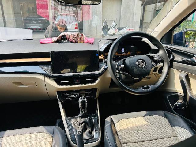 https://images10.gaadi.com/usedgaadi-sellcar/UsedCar/d55b4013a/e2fdcf39-8a6e-4914-809a-197cbff2bc70.jpeg?imwidth=6401