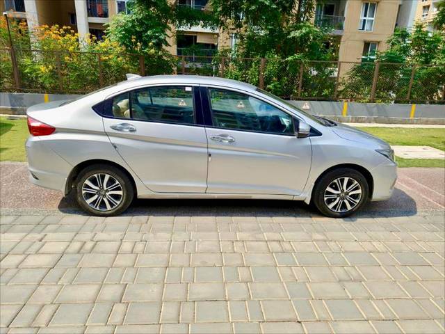 https://images10.gaadi.com/usedgaadi-sellcar/UsedCar/d5611514a/19d22cb4-be95-429c-b402-34028a6d013a.jpg?imwidth=6401