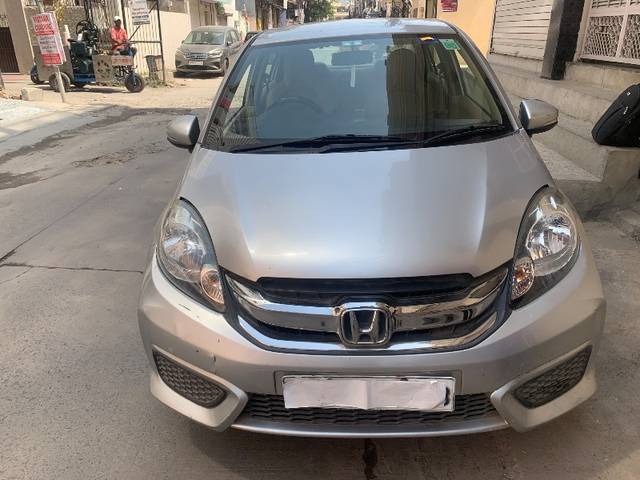 https://images10.gaadi.com/usedgaadi-sellcar/UsedCar/d56766a1a/2010d028-d05d-44f2-b1c0-7ffb4f6393e3.jpeg?imwidth=6400