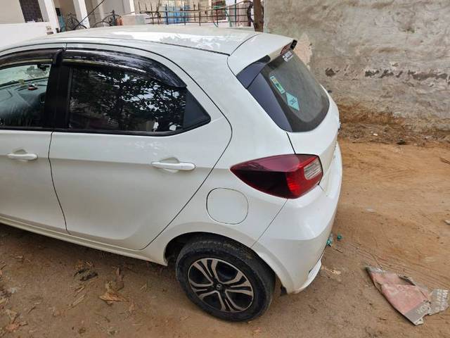 https://images10.gaadi.com/usedgaadi-sellcar/UsedCar/d56a4cd8a/7fe31bae-48b1-4e09-b01c-da2cbe665b61.jpeg?imwidth=6402