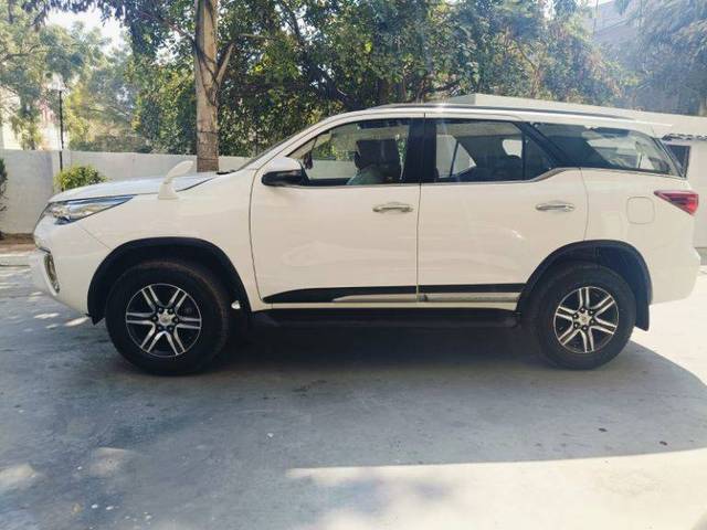 https://images10.gaadi.com/usedgaadi-sellcar/UsedCar/d56b1f72a/a40efae8-e50f-463f-bde0-7bde344b0ffe.jpg?imwidth=6402