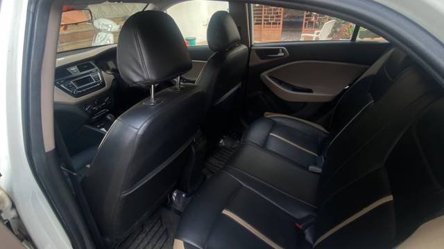 https://images10.gaadi.com/usedgaadi-sellcar/UsedCar/d579b2a5a/a509231f-aff4-47c3-a3c2-75dbae582af0.jpeg?imwidth=6402