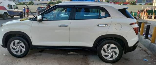 https://images10.gaadi.com/usedgaadi-sellcar/UsedCar/d57e219fa/1336cf83-d79f-49bd-97ac-4d8ddb7407cb.jpeg?imwidth=6400