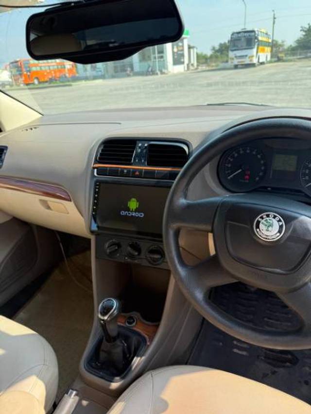 https://images10.gaadi.com/usedgaadi-sellcar/UsedCar/d586b089a/89470b0b-facd-4362-ab6a-36ea9270a159.jpg?imwidth=6402