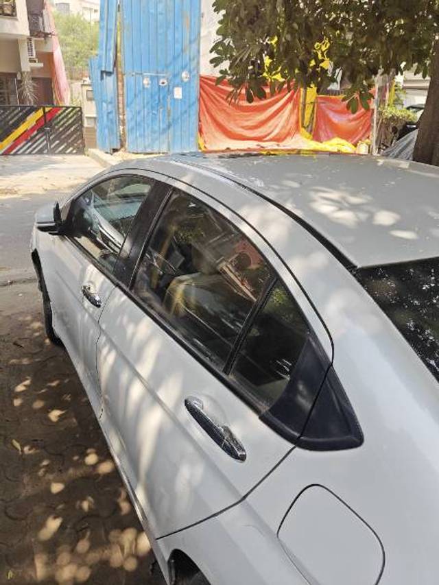 https://images10.gaadi.com/usedgaadi-sellcar/UsedCar/d58d00d0a/0146c5d2-3de1-412f-ab88-1e902a6e48af.jpg?imwidth=6401