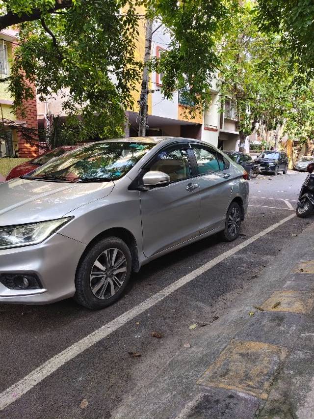 https://images10.gaadi.com/usedgaadi-sellcar/UsedCar/d58fc177a/28b7bc2e-c2a3-4f4f-9902-f71628578559.jpeg?imwidth=6400