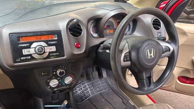 https://images10.gaadi.com/usedgaadi-sellcar/UsedCar/d590b69aa/eb8ae25d-8307-4958-8287-a0d530fa4ebc.jpeg?imwidth=6401