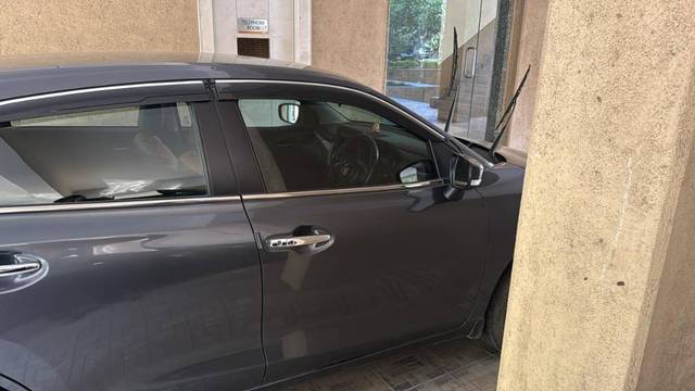 https://images10.gaadi.com/usedgaadi-sellcar/UsedCar/d598b874a/dd7ee62e-1246-4bed-8a46-6ee4d5b1202e.jpg?imwidth=6401