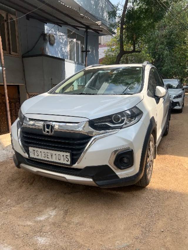 https://images10.gaadi.com/usedgaadi-sellcar/UsedCar/d59dea95a/6f0f1efe-3c0e-4625-9aef-421fbcdbaef1.jpg?imwidth=6400