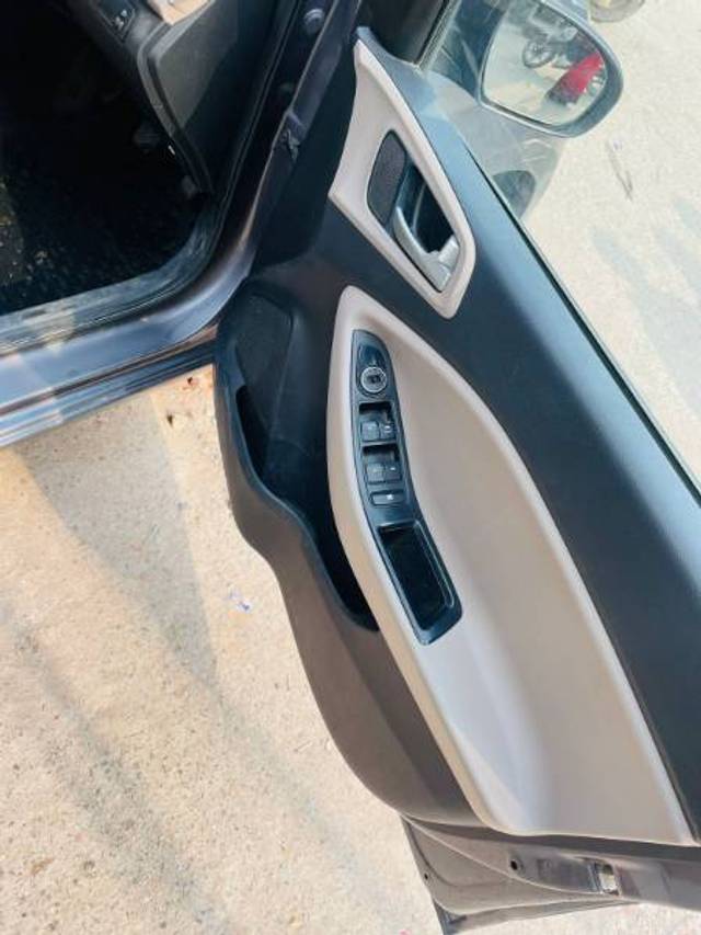 https://images10.gaadi.com/usedgaadi-sellcar/UsedCar/d59e083ba/5056712b-2896-4eb2-8b7e-840dd7fcbbea.jpg?imwidth=6401