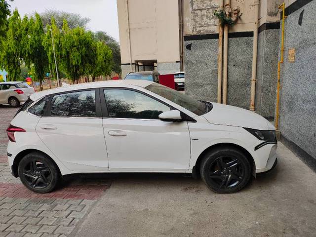 https://images10.gaadi.com/usedgaadi-sellcar/UsedCar/d5ab5cb4a/d6d80e02-aab9-4df9-93f8-2e852b254f72.jpg?imwidth=6400