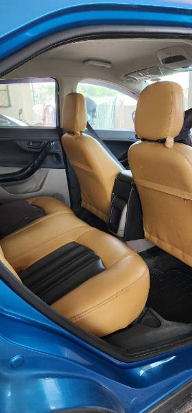 https://images10.gaadi.com/usedgaadi-sellcar/UsedCar/d5ac8523a/4c45c25c-8ced-4308-8065-37799b9bac1f.jpg?imwidth=6402