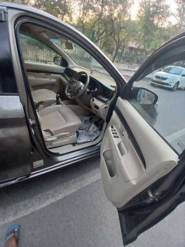 https://images10.gaadi.com/usedgaadi-sellcar/UsedCar/d5afbb42a/432208df-b9ae-4245-94bf-7613cb0f32d3.jpg?imwidth=6402
