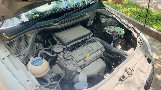 https://images10.gaadi.com/usedgaadi-sellcar/UsedCar/d5b2c087a/9275158a-83af-4e21-b547-245ad8de8d3c.jpeg?imwidth=6402