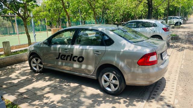 https://images10.gaadi.com/usedgaadi-sellcar/UsedCar/d5b2c087a/e4a6297d-a195-4e03-9a89-117c6f8dc325.jpeg?imwidth=6400