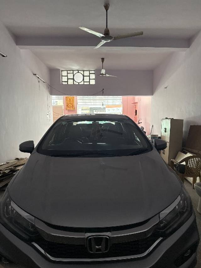 https://images10.gaadi.com/usedgaadi-sellcar/UsedCar/d5b54c35a/acfb82b6-7385-4b8d-8161-90c1c1f8ae2c.jpg?imwidth=6400