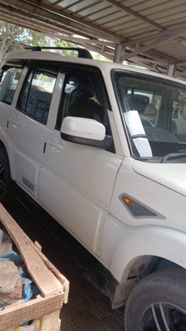https://images10.gaadi.com/usedgaadi-sellcar/UsedCar/d5ba28e7a/c7f3a660-7d07-49ae-a351-5ef048238bcf.jpeg?imwidth=6402