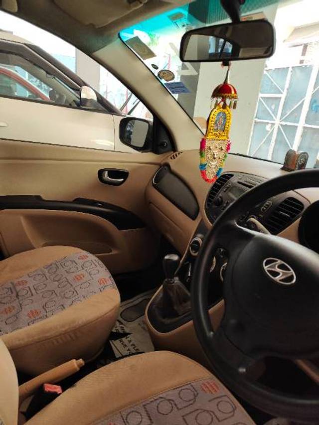 https://images10.gaadi.com/usedgaadi-sellcar/UsedCar/d5bb6e51a/5ac49bb2-c954-4db7-99fa-9df4aa97afe3.jpg?imwidth=6400