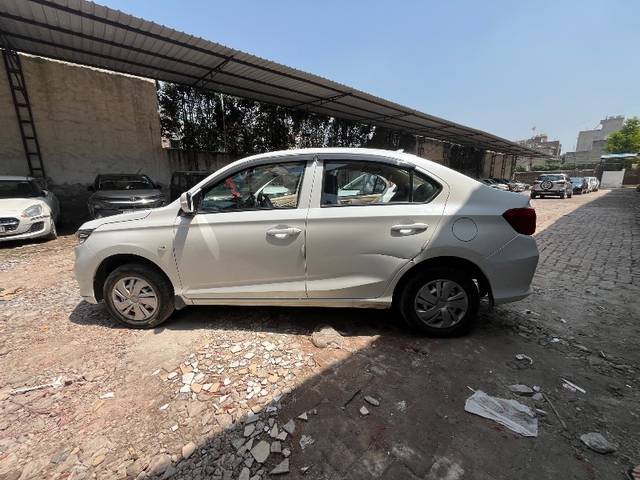 https://images10.gaadi.com/usedgaadi-sellcar/UsedCar/d5bd2ae3a/e9ca61a7-10d7-4adb-a764-90e5dd0700c2.jpeg?imwidth=6402
