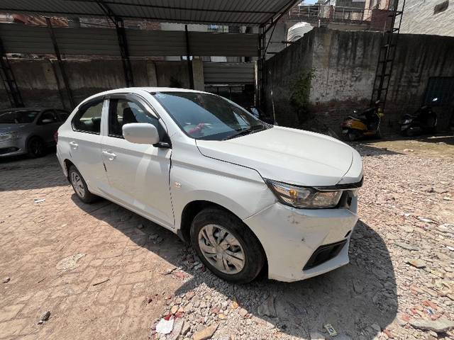 https://images10.gaadi.com/usedgaadi-sellcar/UsedCar/d5bd2ae3a/fcd8baaa-9125-486c-8a59-112bb7739713.jpeg?imwidth=6400