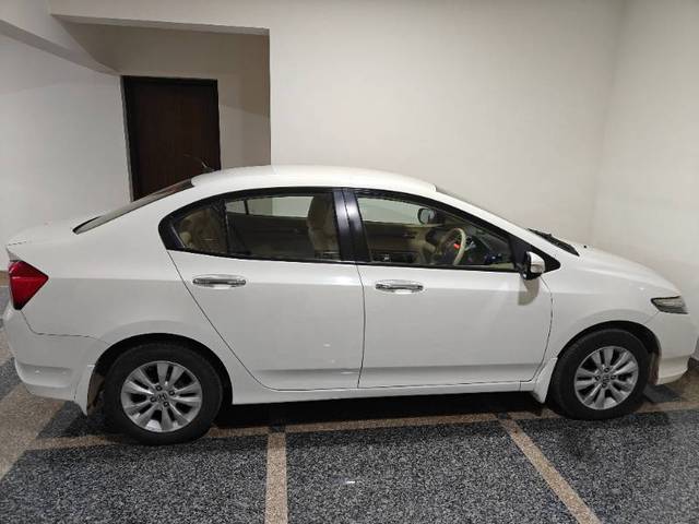 https://images10.gaadi.com/usedgaadi-sellcar/UsedCar/d5bedfb4a/35e8f121-ff20-48cc-ae88-61489c7e6bbc.jpg?imwidth=6400