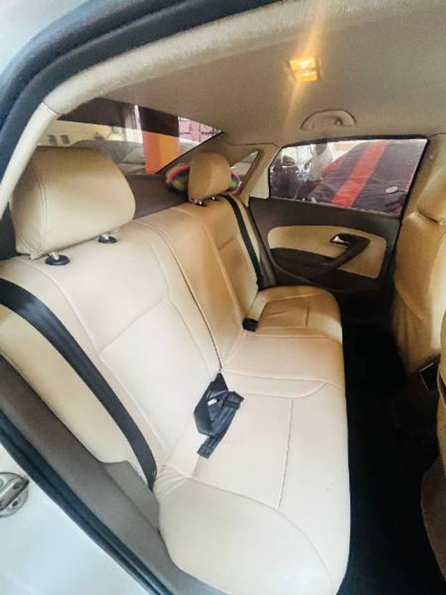 https://images10.gaadi.com/usedgaadi-sellcar/UsedCar/d5c4549ca/fb9f7c7e-df2c-4dc2-8dd5-385d31764dc2.jpg?imwidth=6402