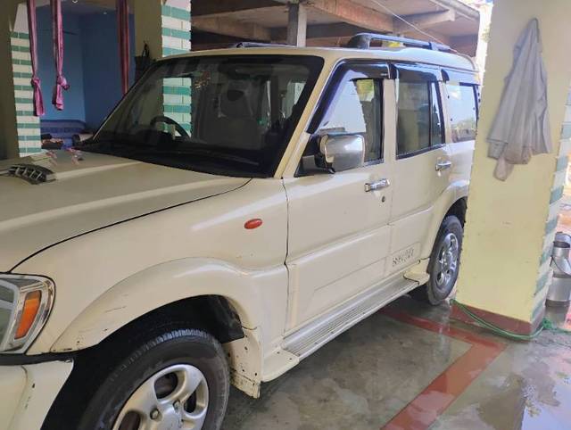 https://images10.gaadi.com/usedgaadi-sellcar/UsedCar/d5c6b34aa/d88ffa94-71ec-4ce3-a41a-eeef5c9b3e6f.jpg?imwidth=6400