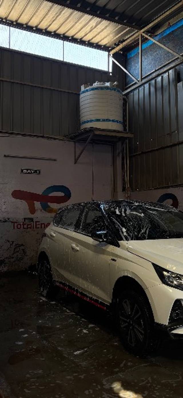 https://images10.gaadi.com/usedgaadi-sellcar/UsedCar/d5c711d3a/71031a75-e5c7-437e-8759-bc0b8d6b78c7.jpeg?imwidth=6402