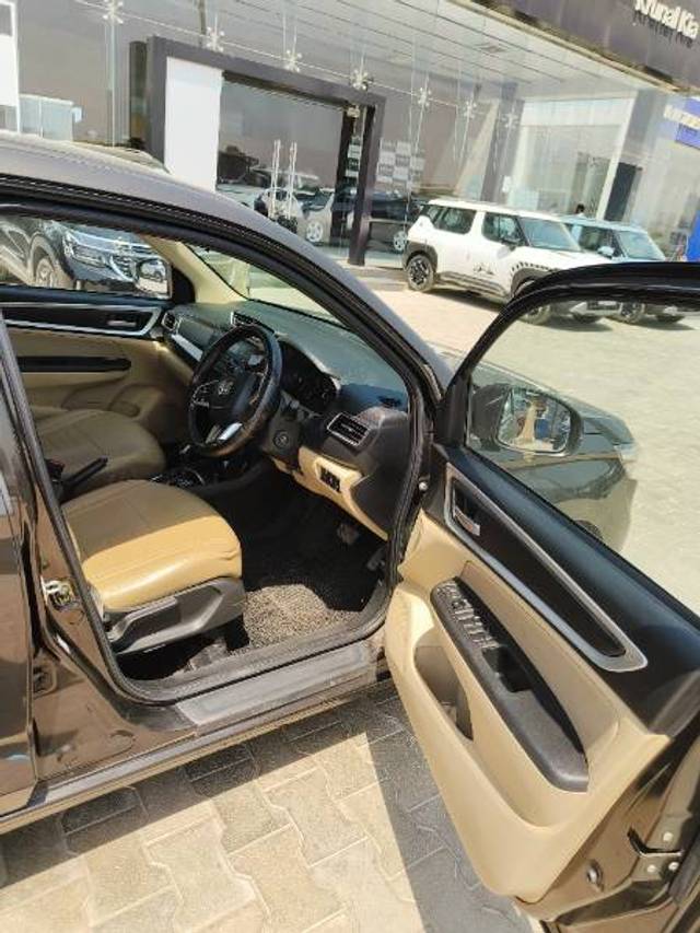 https://images10.gaadi.com/usedgaadi-sellcar/UsedCar/d5c898bea/c4e1b813-6997-43fe-b946-80f91195841b.jpg?imwidth=6401