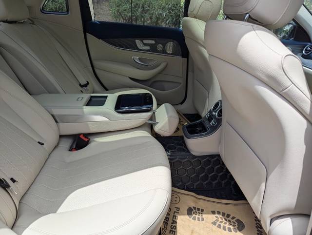 https://images10.gaadi.com/usedgaadi-sellcar/UsedCar/d5cde0bba/89174156-6fa0-488c-95e6-4b3549bd9ffd.jpeg?imwidth=6402