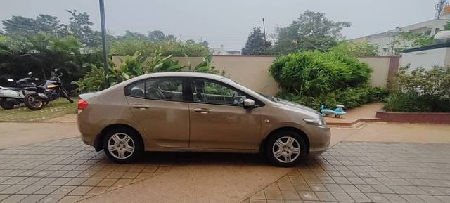 https://images10.gaadi.com/usedgaadi-sellcar/UsedCar/d5cff9c1a/77db7681-816d-43e0-998a-d2e5831599b6.jpg?imwidth=6401