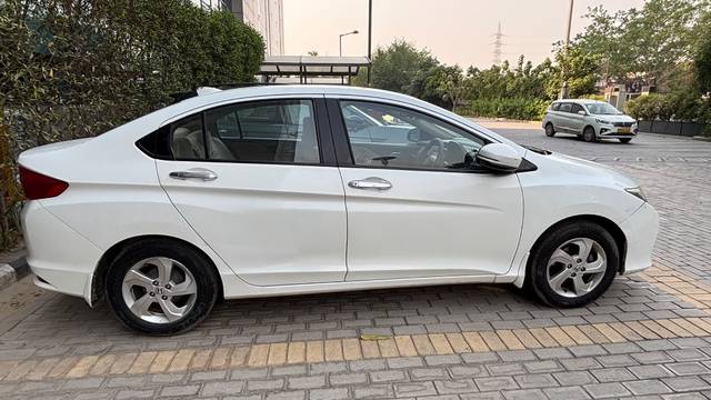 https://images10.gaadi.com/usedgaadi-sellcar/UsedCar/d5d35c70a/6741c1c1-8a8e-4fa0-9ccb-b95cdf4760c0.jpeg?imwidth=6401