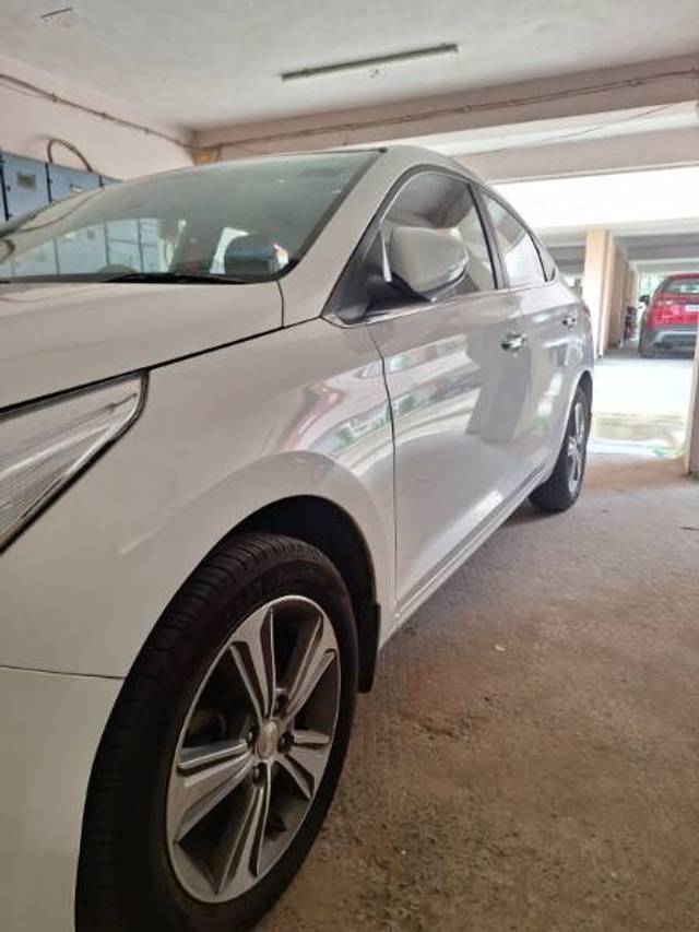 https://images10.gaadi.com/usedgaadi-sellcar/UsedCar/d5d4a597a/2bef51a8-7be4-4a4c-ad47-3ccf9171d6d9.jpg?imwidth=6402