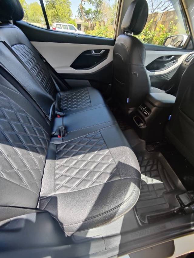 https://images10.gaadi.com/usedgaadi-sellcar/UsedCar/d5d6761aa/cbe831d8-fa3c-44e1-8268-9bf6f0381a32.jpeg?imwidth=6402