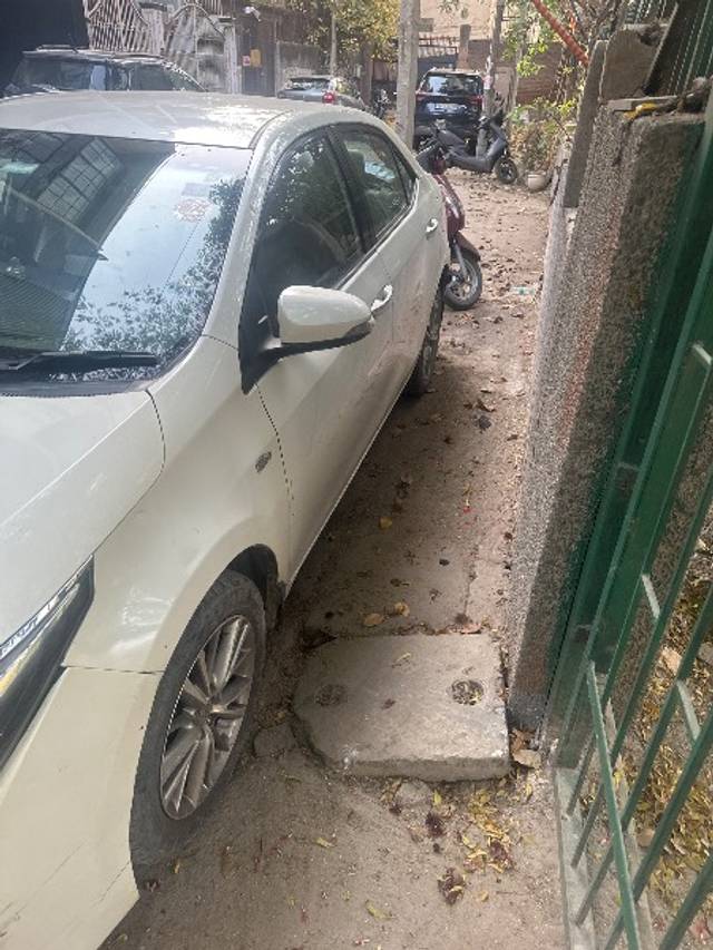 https://images10.gaadi.com/usedgaadi-sellcar/UsedCar/d5d72253a/87bc2921-6a48-4b39-9c0a-ef6b0a3d8559.jpg?imwidth=6402