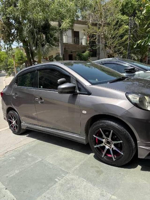 https://images10.gaadi.com/usedgaadi-sellcar/UsedCar/d5d7e3fea/01c91bb2-5952-4a2c-9579-b7fd2ab0b545.jpg?imwidth=6402