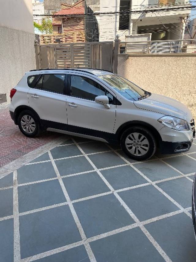 https://images10.gaadi.com/usedgaadi-sellcar/UsedCar/d5d81c08a/22e43ad0-3631-4316-ae08-d2d925a2a038.jpeg?imwidth=6401
