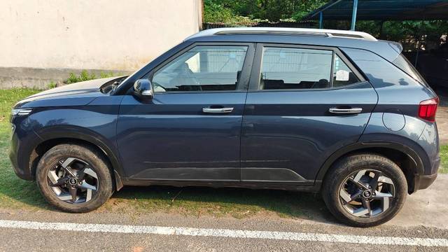 https://images10.gaadi.com/usedgaadi-sellcar/UsedCar/d5dfa237a/c0b9165a-2784-48b4-8bd9-51de3df536be.jpg?imwidth=6402