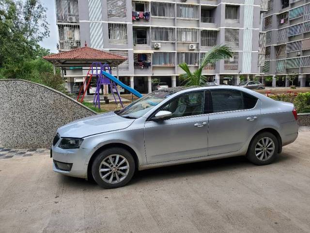 https://images10.gaadi.com/usedgaadi-sellcar/UsedCar/d5eaeb8ba/420da3fc-f1ef-4726-99f1-36622254e74f.jpg?imwidth=6402
